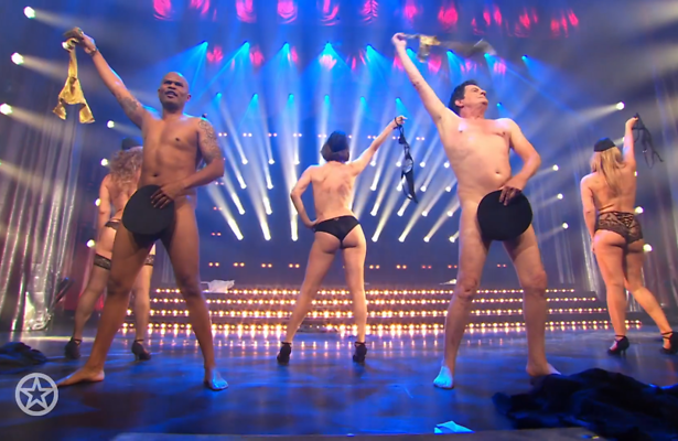 Zien: naakte BN'ers op het podium in For One Night Only